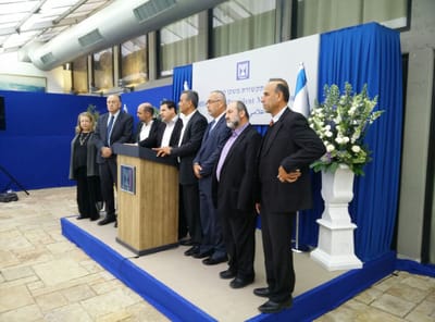 "נתניהו בלתי לגיטימי להיות ראש ממשלה"
