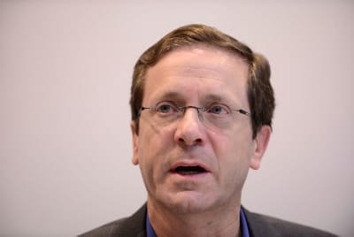 הרצוג: "בנט מתבכיין כדי לסחוט עוד התנחלות"