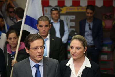 "לא הושלכה אבן על מכוניתה של הרצוג"