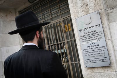 החזית הבאה בין דרעי לבנט: בתי הדין הרבניים