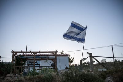 תושבי עמונה מקימים אוהלים מול ביתו של בנט