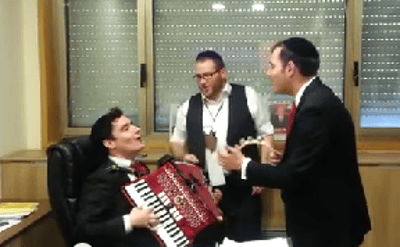 להקה חרדית עודדה את אורן חזן ועוררה סערה