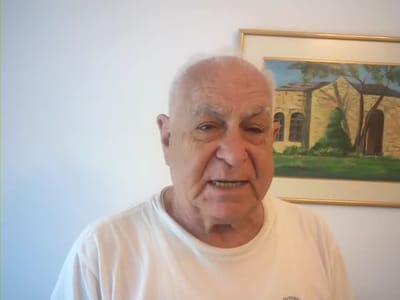ניצול שואה קורא ביוונית: "יהודים תעלו לישראל"