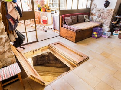 מדהים: מקווה בן 2000 שנה מתחת לסלון