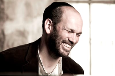 יונתן רזאל בשיר חדש בהופעה בדרום אפריקה