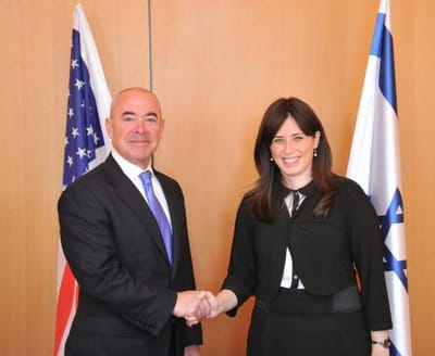 "אין היתר שאישה תלחץ יד לגבר; זה איסור חמור"