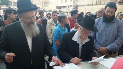 הרב אליהו והרב דב ליאור צעדו למקום הפיגוע; תיעוד