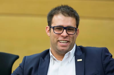 האזינו: אשתו של אורן חזן מותחת אותו בשידור חי