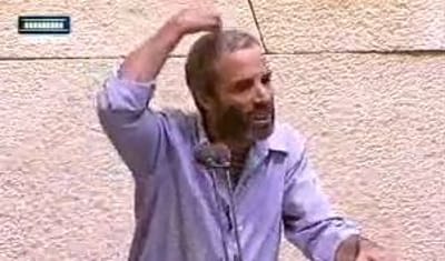 צפו: שטרן מסיר את הכיפה ותוקף את החרדים