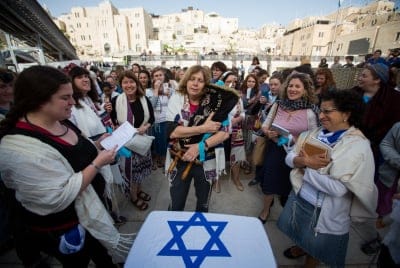 הסערה הבאה: "אחותי, תפילין כבר הנחת היום?"