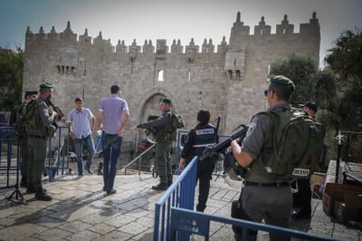 שלושה מחבלים בשער שכם: שוטרת מג"ב נפצעה אנוש