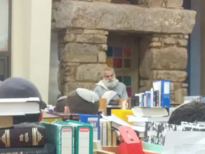 חלש אבל אופטימי: הרב רונצקי חזר לישיבה