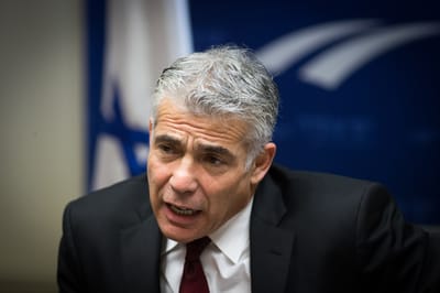 הזיגזג של לפיד: לא הזמן לתקוף את הממשלה