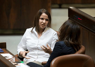 יחימוביץ': "כל מהותי זה פיטורי בנט ושקד?"
