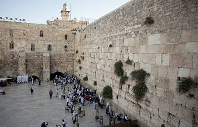 סערה בכותל: ניסו להבריח ספר תורה מתחת לחצאית