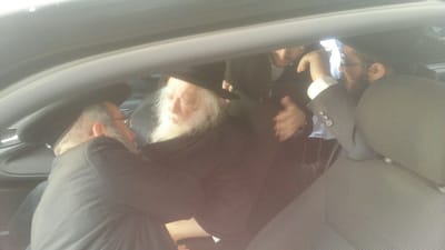 הרב חיים קנייבסקי בתפילה בקבר רחל. צפו