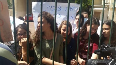 ב"ב: בנות האולפנא קשרו עצמן באזיקונים לגדרות