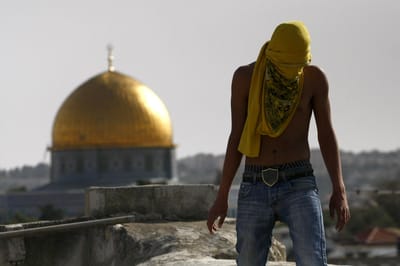 התפרעויות קשות; ערבים התבצרו עם אבנים במסגד