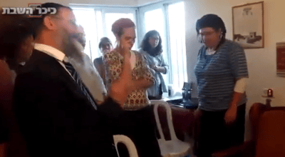 מרגש: הרב ששכל את בנו ניחם את הורי הנרצחת