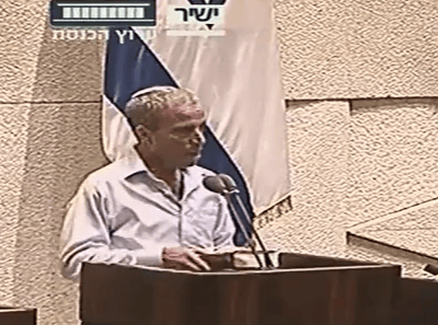 שטרן עלה לדוכן עם ספרי הלכה כדי להוכיח את דבריו; צפו