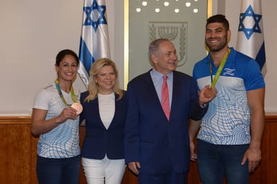 צפו • נתניהו למדליסטים: "המדינה היא כמו הג'ודו"