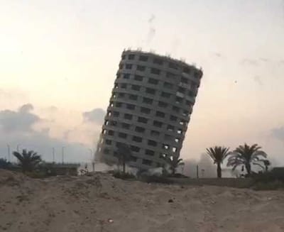 צפו: אחרי 16 שנה, המלון הריק בעכו פוצץ