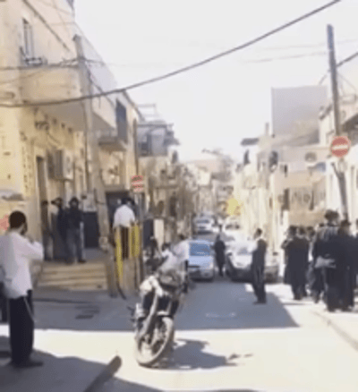 מזעזע: חייל חרדי הגיע לבית כנסת והותקף; צפו