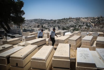 עלתה לקבר חמותה וגילתה מצבה של מישהו אחר