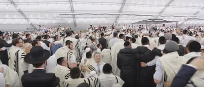 תיעוד נדיר: כך נראית תפילת ראש השנה באומן; צפו
