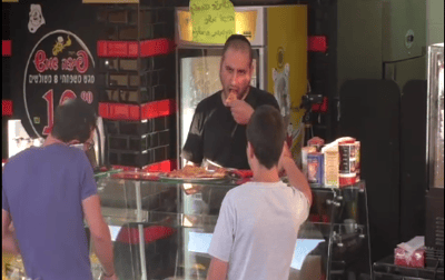 איך אנשים הגיבו כשהמוכר לקח להם ביס מהפיצה; צפו