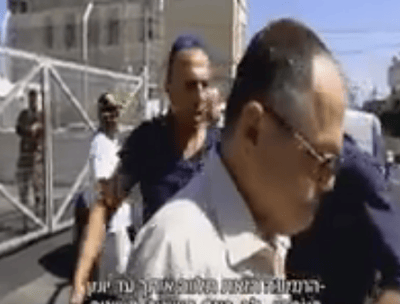 צפו: אמנון אברמוביץ' מותקף: 'חבל שלא נשרפת למוות'
