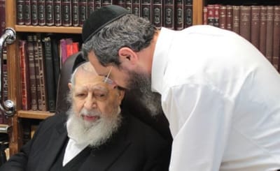 מביך: בנו של הרב עובדיה לא הוזמן לאזכרה של אביו