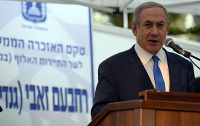 "מעל גנדי מרחפת עננה; אך יש עננה ויש אדמה"