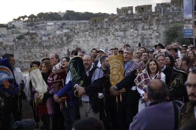 בראש תפילת הרפורמים בכותל: פעילי שמאל קיצוני