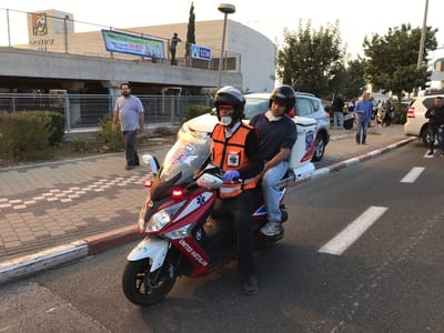 נפתלי בנט הוקפץ לאזור השריפה בחיפה באופנוע