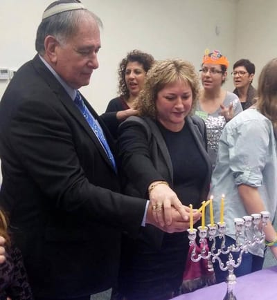 אולי בשנה הבאה נראה רב בהדלקת הנרות בחיפה