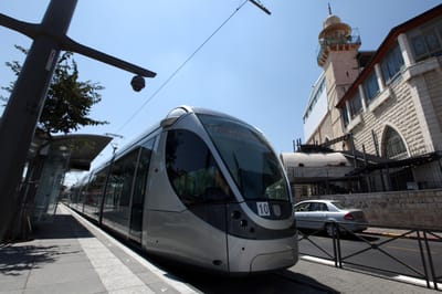 רגלו של הולך רגל נלכדה בתחנת רכבת קלה בירושלים