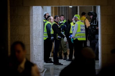 עשרות לכודים חולצו משריפה בבית מלון