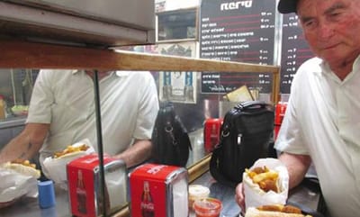 ניצול השואה קורא לכם לנקום איתו ולאכול פלאפל