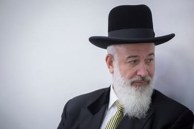 הרב הראשי לשעבר יונה מצגר נחקר ושוחרר בערבות