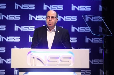 יעלון תוקף את בנט: מקושש לייקים בפייסבוק