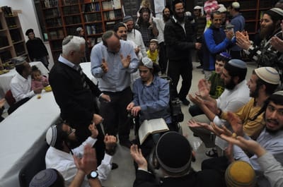 מרגש: בחור ישיבה עם שיתוק מוחין סיים את הש"ס