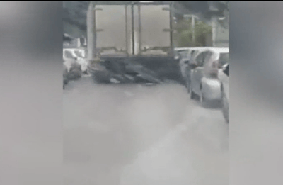 תיעוד: נהג משאית פוגע בעשרות מכוניות חונות