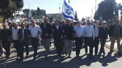 צפו: החלו ההצבעות על חוק ההסדרה; בחוץ אלפים מפגינים