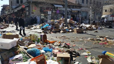 צפו: ערימות הזבל עצרו את הרכבת הקלה