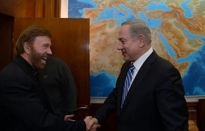 שאב כוחות: נתניהו נפגש עם צ'אק נוריס; צפו בתיעוד