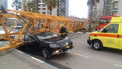 פצועים קשה ובינוני בקריסת מנוף בבת ים