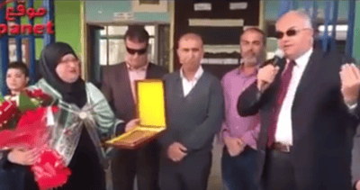 צפו: המורה מטייבה מקבלת אות הצטיינות