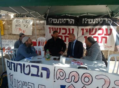 צפו: בנט הפתיע את מגורשי עמונה השובתים רעב