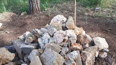 עם תאריך פטירה: ילדים הכינו 'קבר' לתלמיד מהכיתה